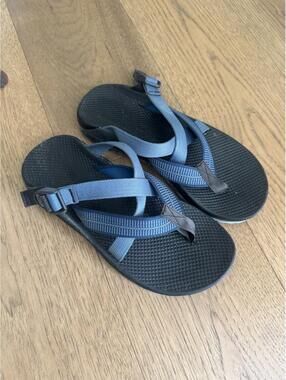 Men’s Chaco 9 Strap Sandals Size W6/M9